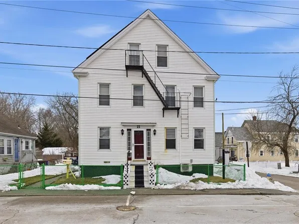 21 Monroe Ave, Bristol, RI 02809