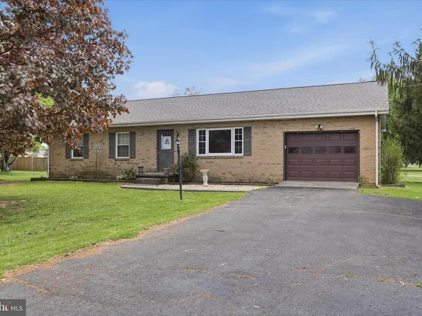 14 Windsor Ln, Bunker Hill, WV 25413