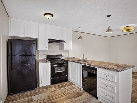 4th image of 49 Imperial Ave