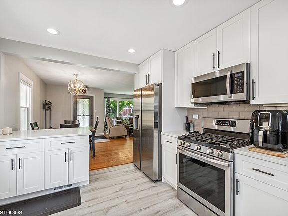 3rd image of 7526 Lowell Ave