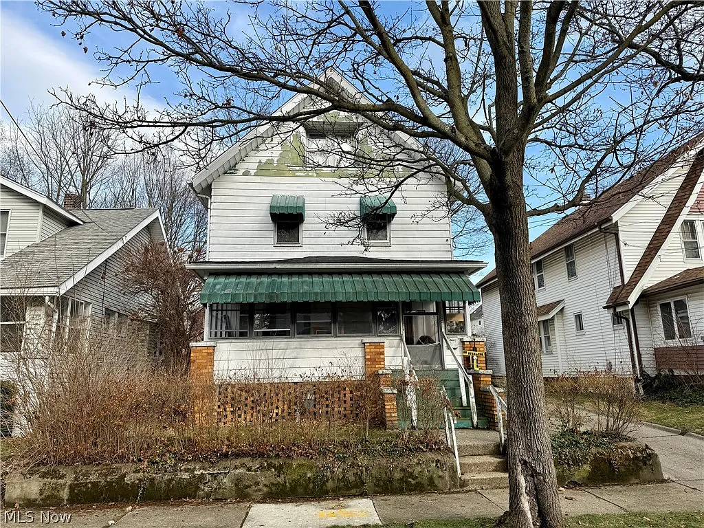 1371 Curtis St photo 1