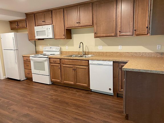 Brand new kitchen with appliances provided