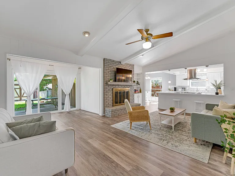 Woodcrest Ln — Photo 9