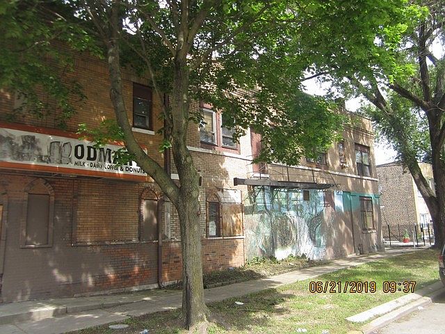 2nd image of 1834 W Pershing Rd