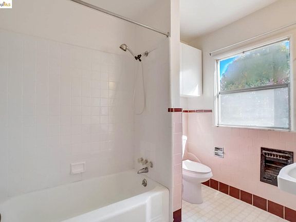 2nd image of 404 29th St #404