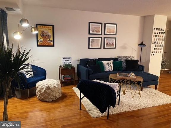 5th image of 1600 N Oak St APT 317