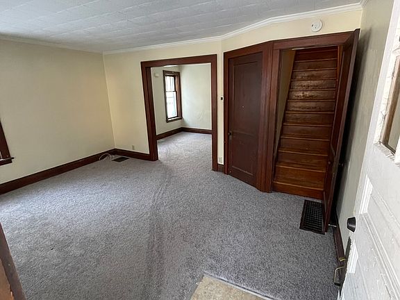 Newly installed carpet, entrance/living room. Freshly painted walls.