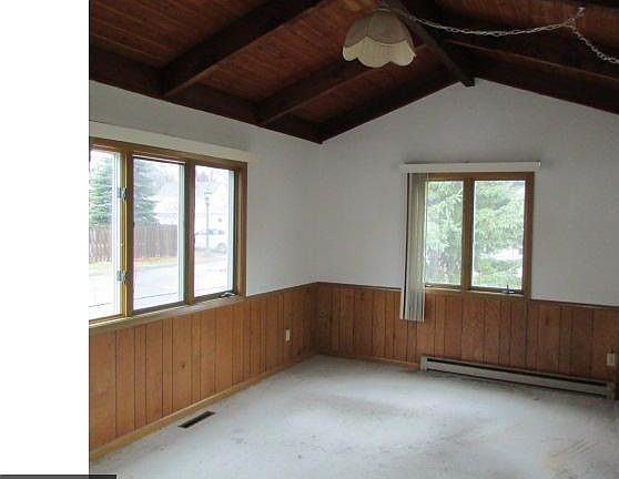 3rd image of 791 Hoyt Ave W