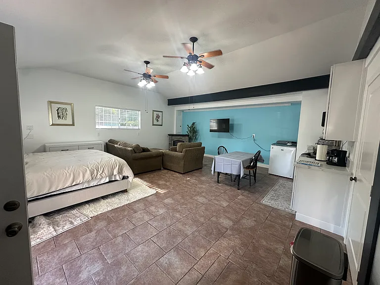 420 Hutchison St #B — Photo 11