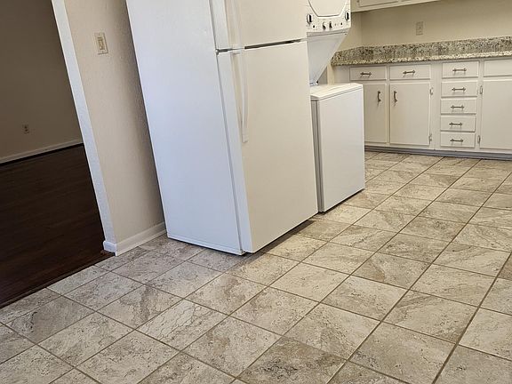 Kitchen provides gas stove/oven, fridge, washer/dryer.