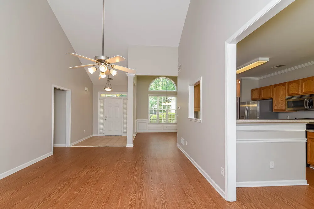 3 bed, 2.0 bath, 1928 sqft, $2,225 — Photo 3