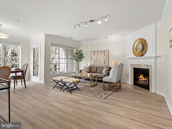 3rd image of 4114 Oxford Ln APT 302