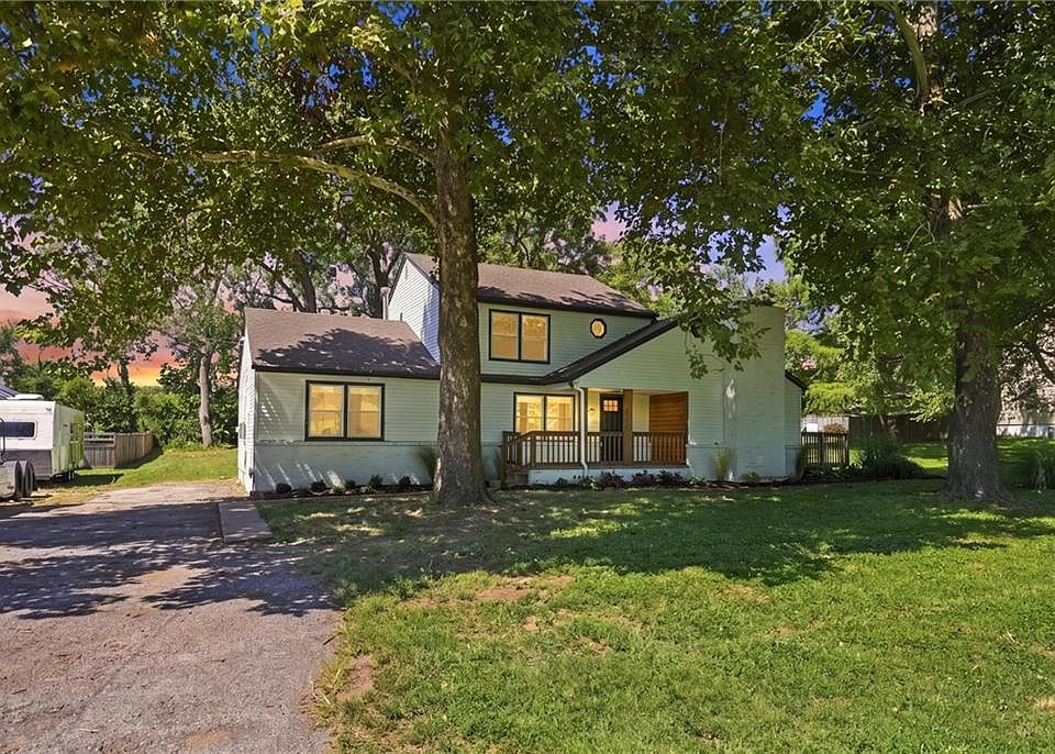1st image of 812 S 94th St
