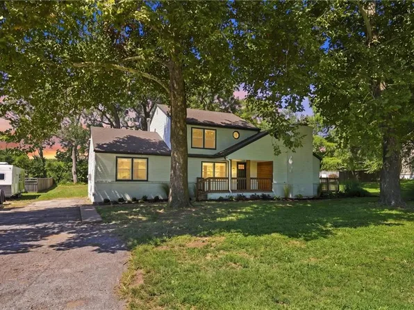 812 S 94th St, Edwardsville, KS 66111