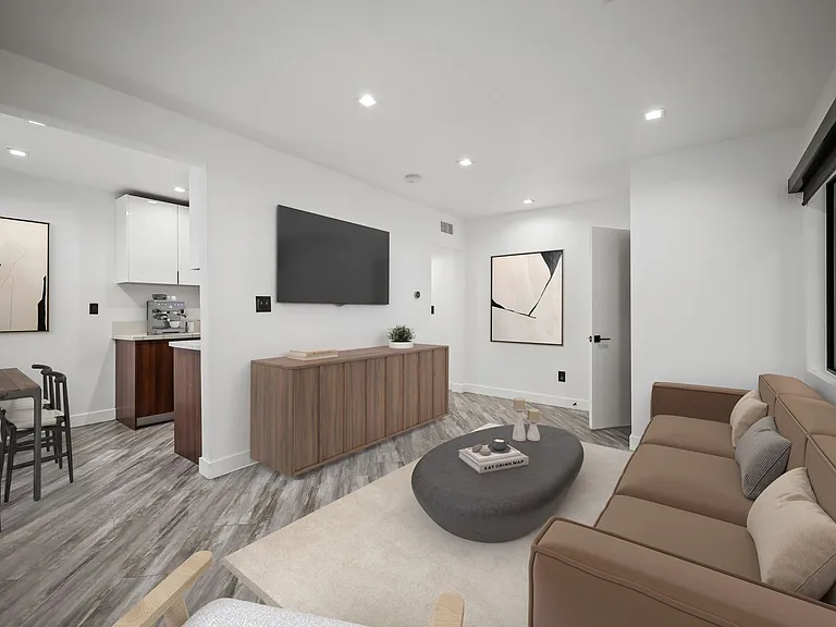 230 S Carondelet St — Photo 24