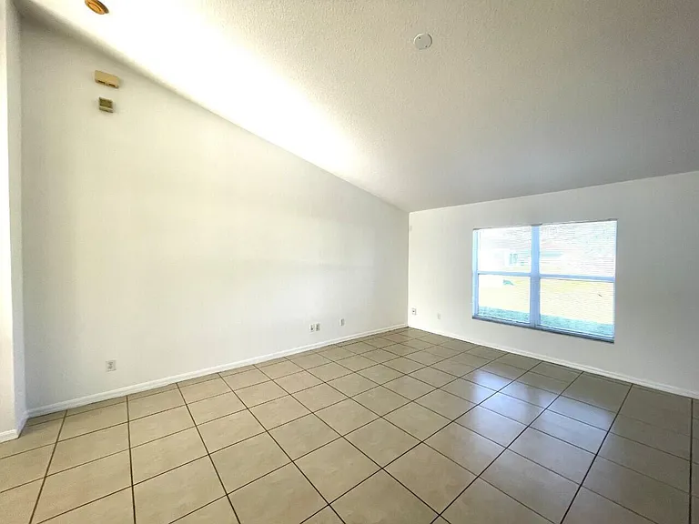 1061 SW Coleman Ave — Photo 4