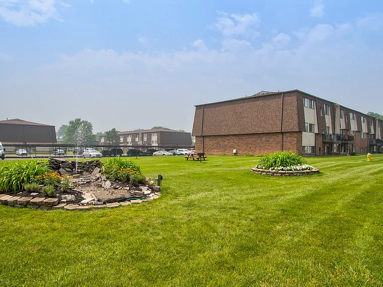 Marianne Manor Apartments — Photo 1