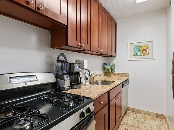 3rd image of 347 W 57th St APT 15B