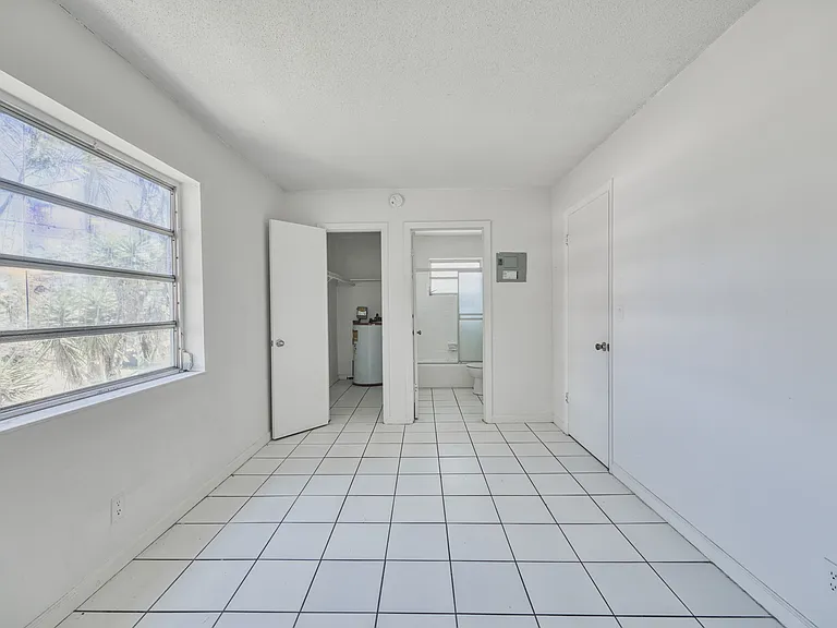 primary bedroom, walk-in closet, en-suite shower/tub sink