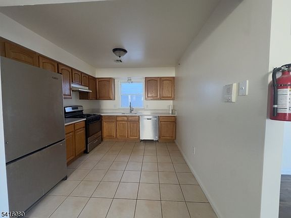 3rd image of 549 Hawthorne Ave Floor 3