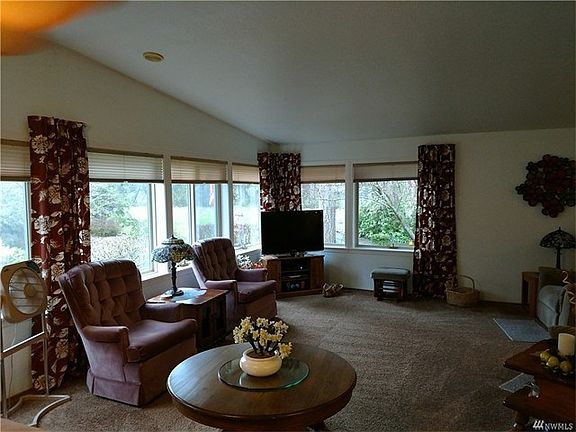 The vaulted ceilings, tons of windows and a gray day, no lights on but this is still a bright room with a view.