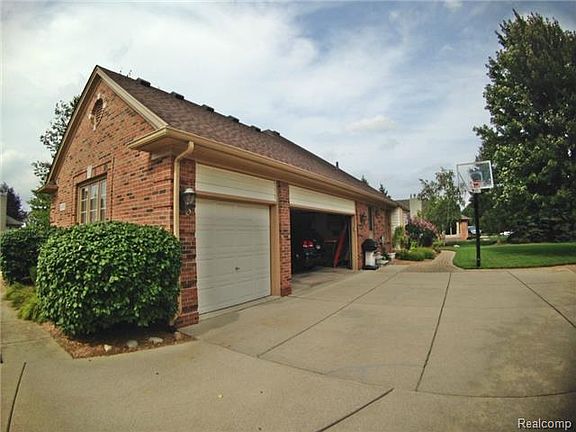 3rd image of 3075 Chinaberry Ct