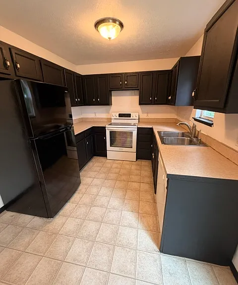 670 Roscoe Ave — Photo 3