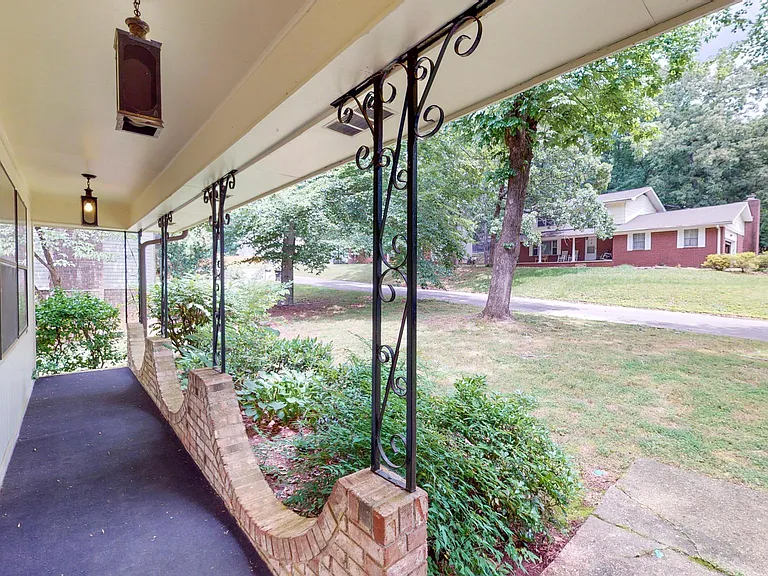 916 Huntington Cir — Photo 10
