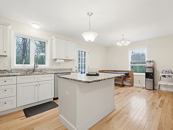 4th image of 16 I Capen Rd