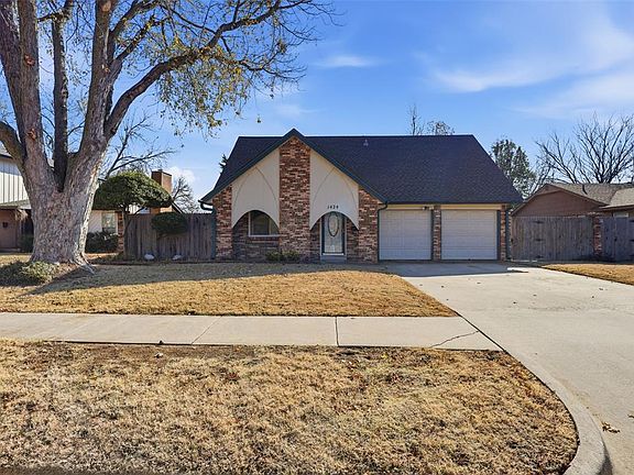 4th image of 1424 Cambridge Dr