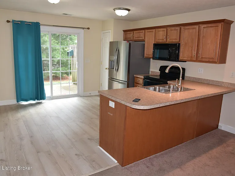 7217 Michael Benjamin Cir — Photo 6