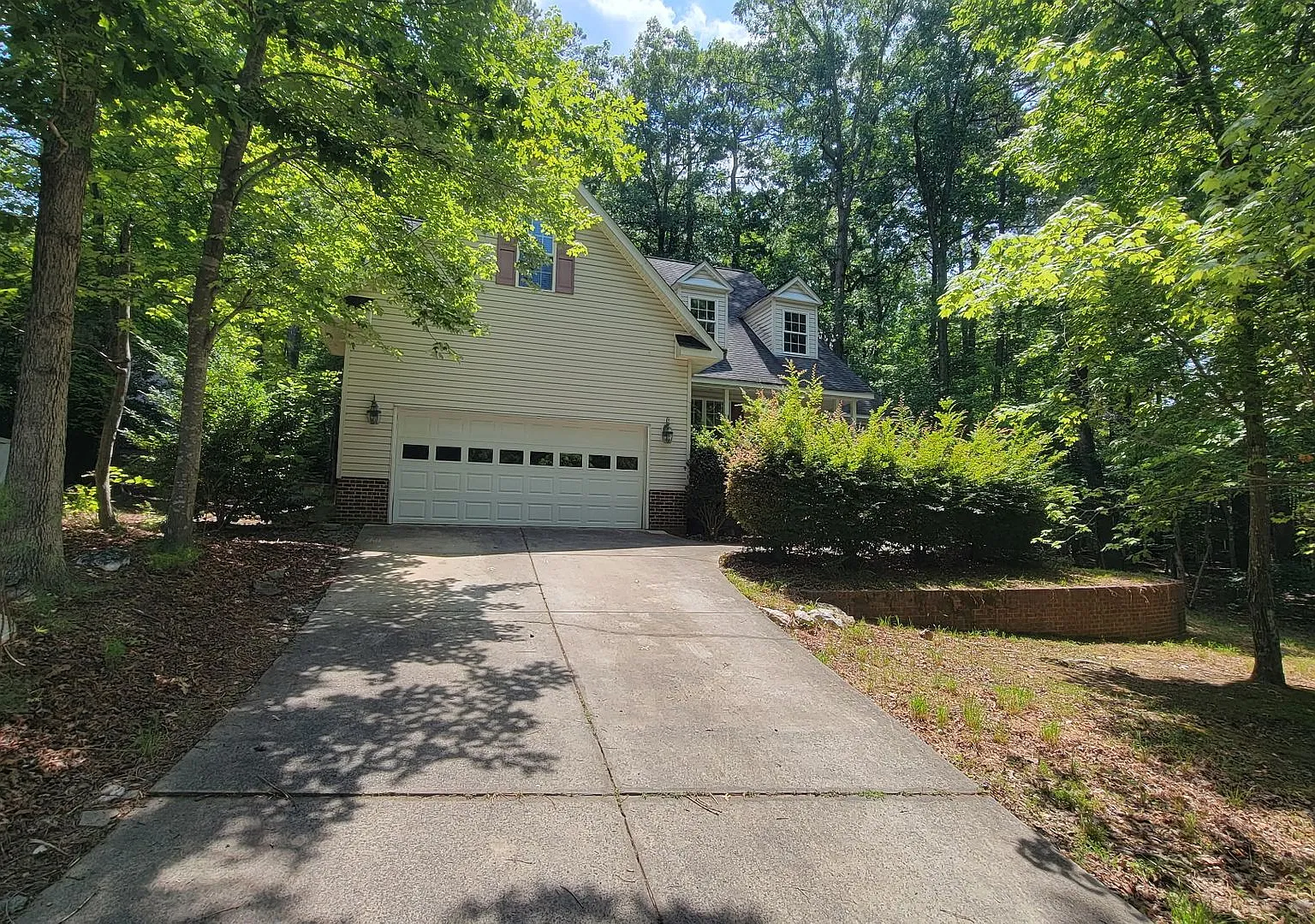 Backing directly to the golf course in the gated community of Carolina Trace, this spacious 3-bed... — Photo 3