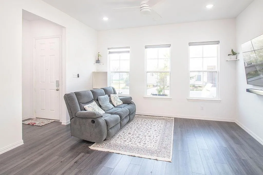 3 bed, 2.5 bath, 1757 sqft, $2,700 — Photo 2