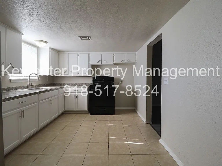 S Maple St Apartments — Photo 7