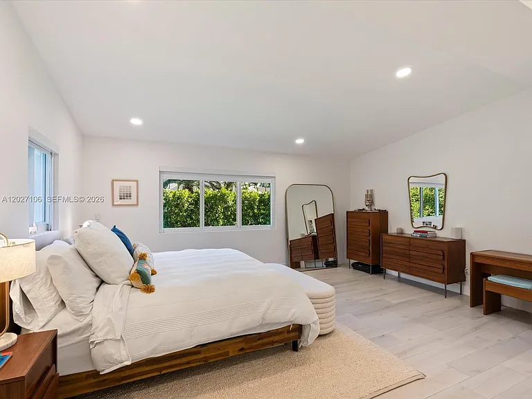 1945 Alamanda Dr — Photo 17