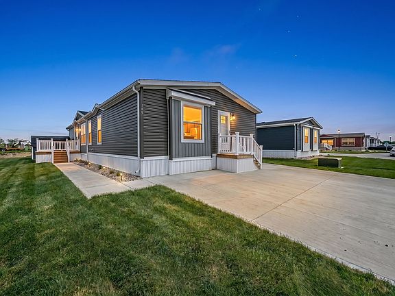 Exterior Image-3-Champion 165 Meadows of Perrysburg
