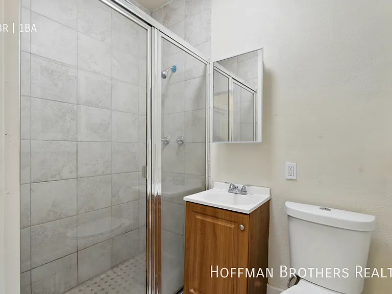 323 W 4th St #203 — Photo 7