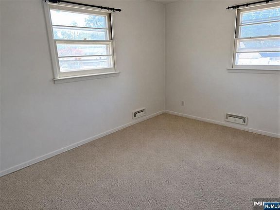 5th image of 67 Bell Ave