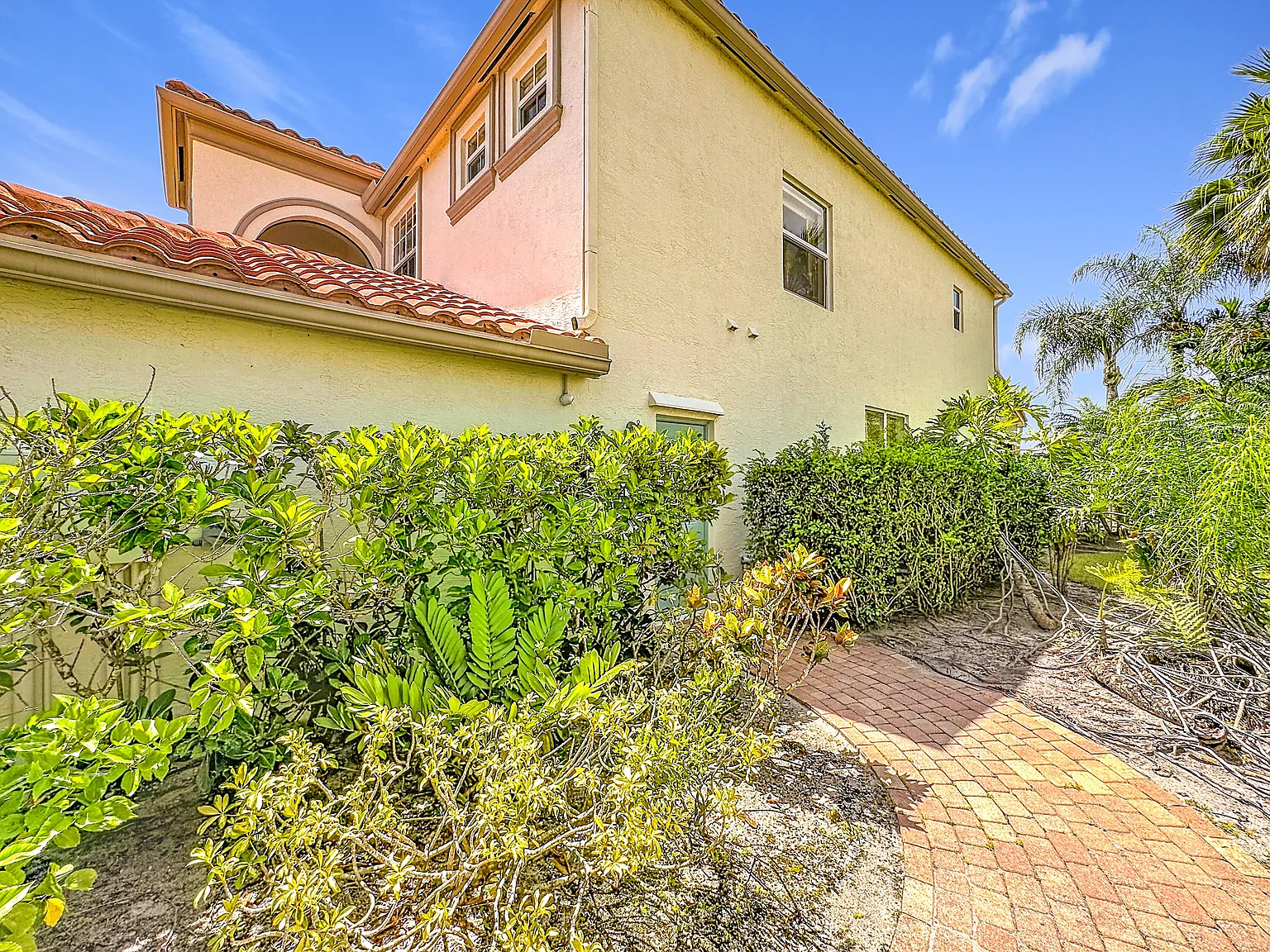 3 bed, 2.5 bath, 3539 sqft, $4,700 — Photo 4