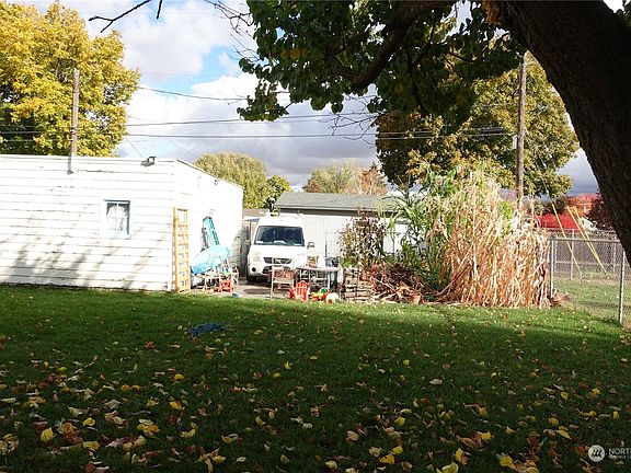 5th image of 609 Holly St Street