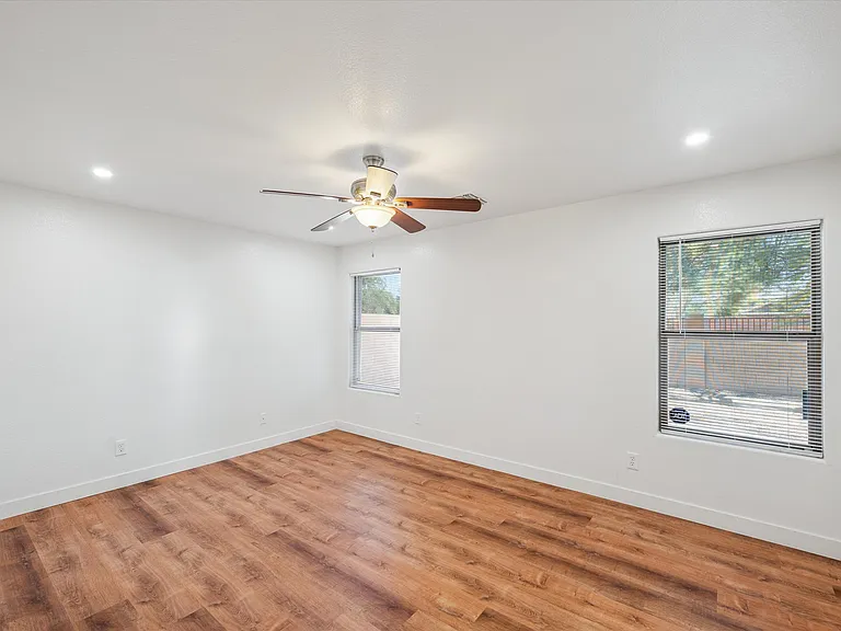 2233 W Alta Vista Rd — Photo 15
