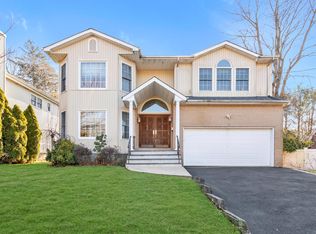 36 Harbor Hills Dr, Port Washington, NY 11050