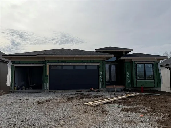 909 Savannah Ln, Greenwood, MO 64034