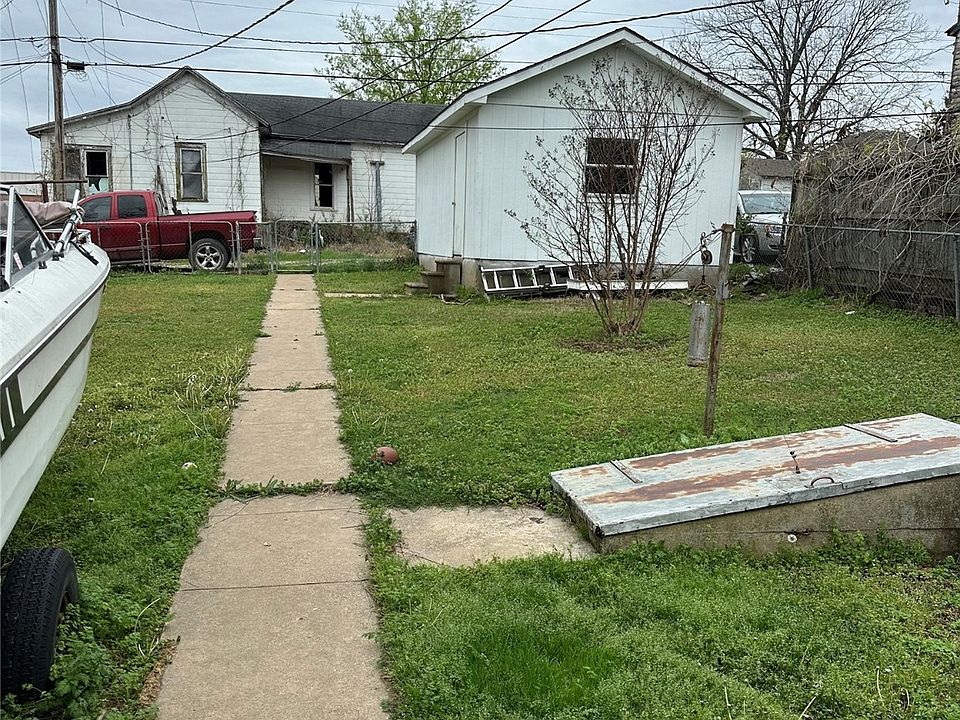 2nd image of 305 W Gentry St