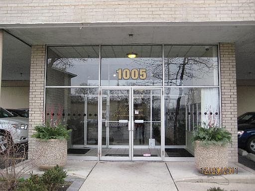 2nd image of 1005 S Des Plaines Ave #105