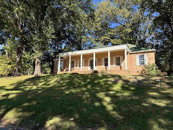 2nd image of 3821 Lakehurst Dr