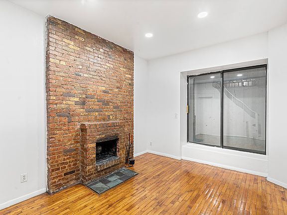 4th image of 160 E 26th St APT 1G