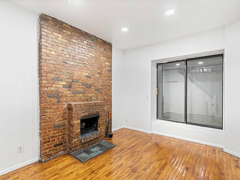 160 E 26th St #1G — Photo 5