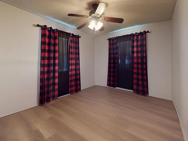 1202 E Keller St — Photo 12