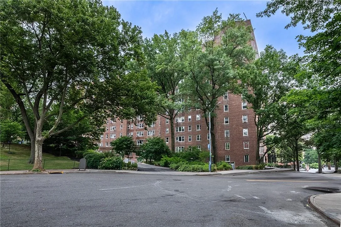 60 Knolls Crescent #2C photo 1
